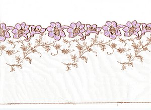 Schweizer Stickerei, weiss, mit zartlila Blumen als Stickerei.